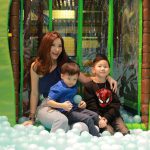 แพรวปรียา ชุมสาย ณ อยุธยา กับลูกชายศิรปกรณ์-ยศวัฒน์ เจริญเศรษญกิจ